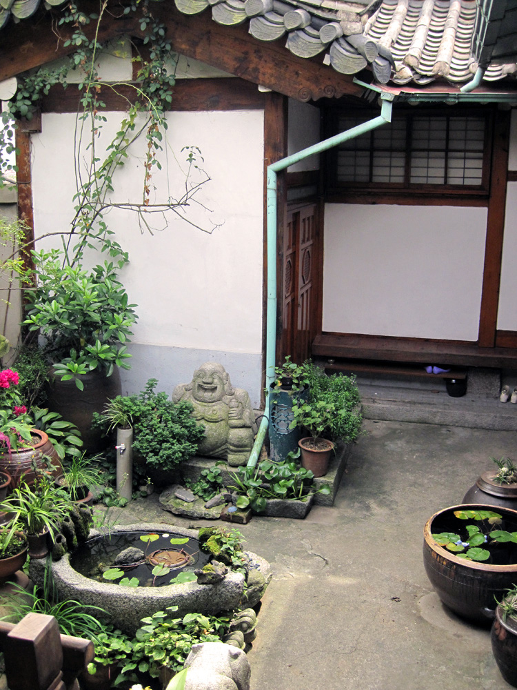 The courtyard of David Kilburn's hanok at Gahoe-dong 31-79, Seoul - 1