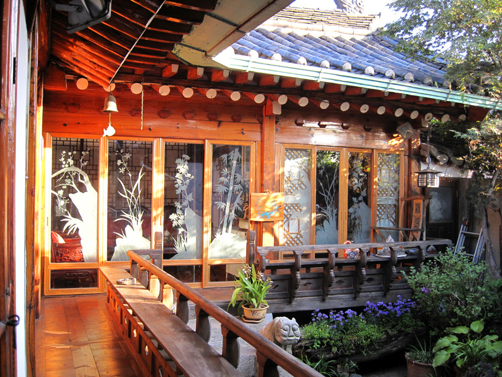 The courtyard of David Kilburn's hanok at Gahoe-dong 31-79, Seoul -  20028