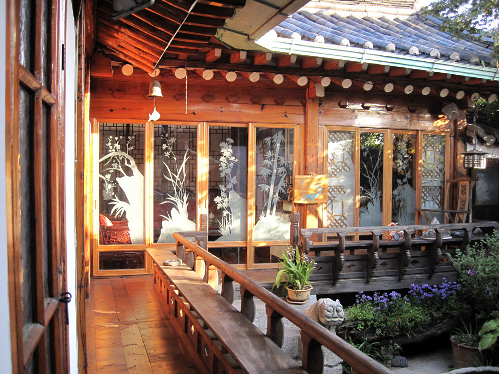 The courtyard of David Kilburn's hanok at Gahoe-dong 31-79, Seoul -  20029