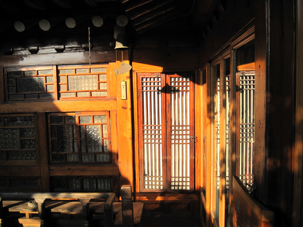 The courtyard of David Kilburn's hanok at Gahoe-dong 31-79, Seoul -  20048